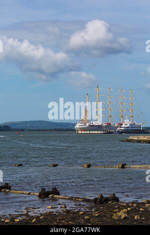 Poole, Dorset, Regno Unito. 29 luglio 2021. La nave da crociera di lusso Golden Horizon, la più grande imbarcazione a vela quadrata del mondo, nave da crociera a cinque alberi con scafo in ferro, ormeggiata a Poole Harbour, arriva al porto questa mattina. Credit: Carolyn Jenkins/Alamy Live News Foto Stock