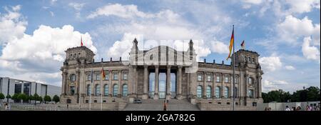 07/26/2021 Berlino, Germania: Foto del Reichstag, dove un uomo è in piedi con una bandiera tedesca capovolta Foto Stock