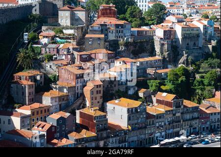 14.06.2018, Porto, Portogallo, Europa - il paesaggio urbano con la città vecchia storica del distretto di Ribeira e gli edifici tradizionali sulla collina lungo il fiume Douro. Foto Stock