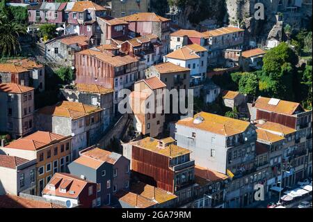 14.06.2018, Porto, Portogallo, Europa - il paesaggio urbano con la città vecchia storica del distretto di Ribeira e gli edifici tradizionali sulla collina lungo il fiume Douro. Foto Stock