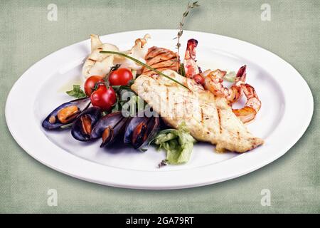 piatto del ristorante composto da pesce alla griglia assortito con ostriche e gamberi Foto Stock