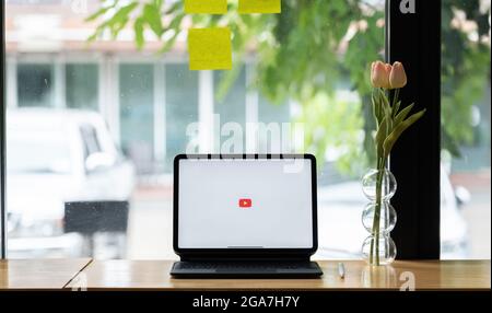 CHIANG mai, THAILANDIA - 6 GIUGNO 2021 : logo YouTube sullo schermo iPad Pro. YouTube è il popolare sito web. Foto Stock