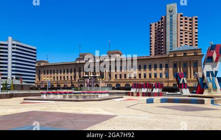 Adelaide, SA, Australia - 20 Dicembre 2014 : Piazza pubblica nel centro di Adelaide con il Casinò di Adelaide e l'Intercontinental Adelaide Hotel. Foto Stock