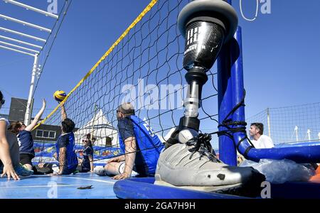 Pallavolo con giocatori disabili, durante un campo sportivo estivo, a Milano. Foto Stock