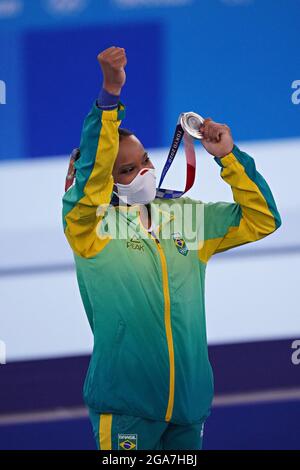 Tokyo, Giappone. 29 luglio 2021. La medaglia d'argento Rebeca Andrade del Brasile mostra la sua medaglia durante la cerimonia di ginnastica artistica individuale femminile all-around presso il Centro di ginnastica Ariake ai Giochi Olimpici di Tokyo, Giappone, giovedì 29 luglio 2021. Lee vinse l'oro, Andrade l'argento e Melnikova il bronzo. Foto di Richard Ellis/UPI Credit: UPI/Alamy Live News Foto Stock