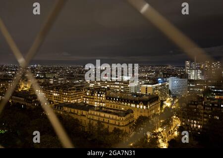 Parigi di notte vista dalla cima della Tour Eiffel a Parigi. Foto Stock