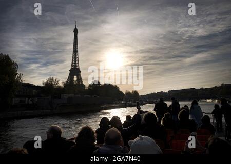 La Tour Eiffel visto da una barca turisti sul fiume Senna a Parigi. Foto Stock