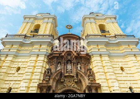 Basilica di San Francisco e facciata del convento in stile barocco, Lima, Perù. Foto Stock