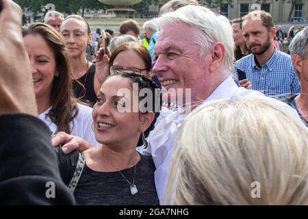 LONDRA, INGHILTERRA - 24 luglio 2021: Il teorico della cospirazione David Icke si pone con un fan ad una protesta anti-lock-down Foto Stock