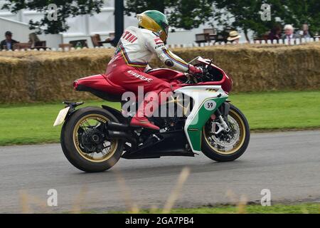 Giacomo Agostini, i Maestros - grandi All-Rounders Motorsport, Goodwood Festival of Speed, Goodwood House, MV Agusta Superveloce 75 anniversario Foto Stock