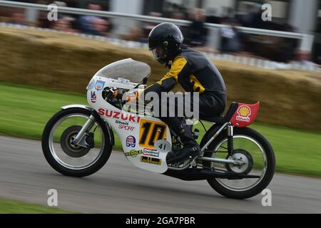 Terence Williams, Seeley-Suzuki TR500, 50 anni di Suzuki nel Gran Premio di Corse, il Maestros - Motorsport's Great All-Rounders, Goodwood Festival of S. Foto Stock