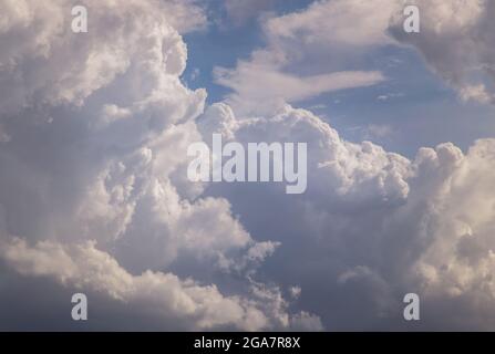 Il cielo nuvoloso e bello con la luce che splende dal sole al pomeriggio. La morbidezza della nuvola crea una sensazione di relax. Copia spazio, No f Foto Stock