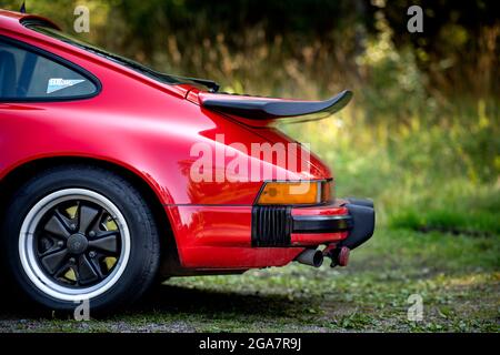 Una Porsche rossa 911 Carrera dal 1986. Una macchina rossa Foto: Pontus Lundahl / TT / codice 10050 Foto Stock