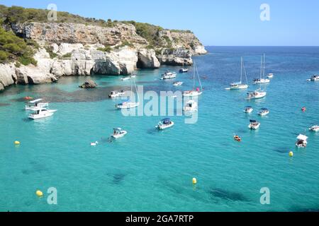 Cala Macarella a Minorca. Minorca è una delle Isole Baleari spagnole del Mediterraneo. E 'noto per le spiagge rocciose e turchesi e Foto Stock