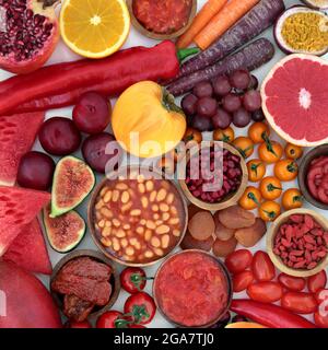 Alimenti sani ad alto contenuto di licopene per potenziare il sistema immunitario con frutta e verdura, ad alto contenuto di antiossidanti, antocianine, vitamine, beta carotene, minerali. Foto Stock