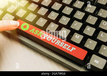 Didascalia di testo Presentazione Chiedi te stesso. Panoramica aziendale pensare al futuro significato e scopo degli obiettivi di vita ridigitare Download Cronologia file, digitando Foto Stock