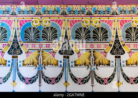 Piastrelle moderniste. Ingresso di casa privata. Eixample, Barcellona, Catalogna, Spagna. Foto Stock