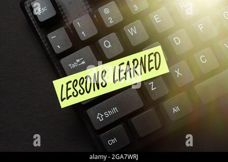 Lezioni apprese con il segno della scrittura a mano. Approccio aziendale la conoscenza o la comprensione acquisita da esperienza navigazione online ed esplorazione, la creazione di blog Foto Stock