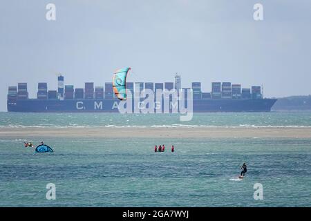 Beachlands, Hayling Island. 29 luglio 2021. Rinforza i venti lungo la costa meridionale oggi come Storm Evert è dovuto fare frane durante la notte. I kitesurfers si divertono con il clima brutto di Beachlands, Hayling Island, Hampshire. Credit: james jagger/Alamy Live News Foto Stock