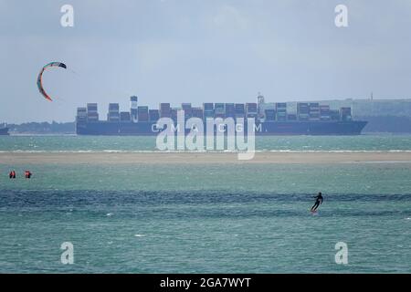 Beachlands, Hayling Island. 29 luglio 2021. Rinforza i venti lungo la costa meridionale oggi come Storm Evert è dovuto fare frane durante la notte. I kitesurfers si accingono al clima brutto di Beachlands, Hayling Island, Hampshire. Credit: james jagger/Alamy Live News Foto Stock