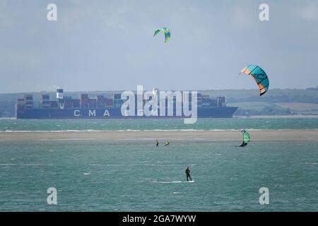 Beachlands, Hayling Island. 29 luglio 2021. Rinforza i venti lungo la costa meridionale oggi come Storm Evert è dovuto fare frane durante la notte. I kitesurfers si accingono al clima brutto di Beachlands, Hayling Island, Hampshire. Credit: james jagger/Alamy Live News Foto Stock