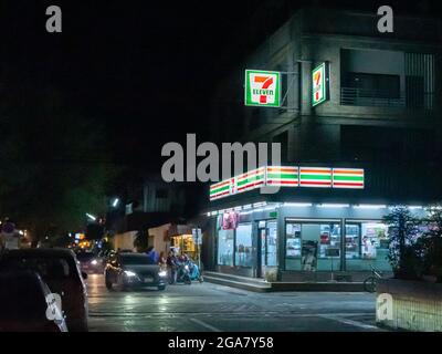 7-11, 7 undici, 24 ore negozio al dettaglio aperto e illuminato di notte a Chiang mai, Thailandia Foto Stock