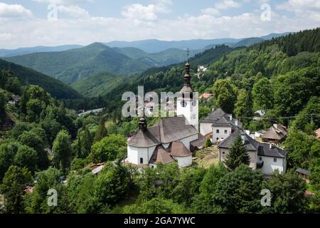 Chiesa nel vecchio villaggio minerario Spania Dolina, Slovacchia Foto Stock