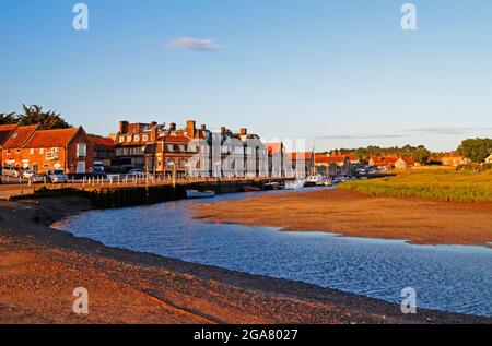 Una vista del porto e dell'hotel in una soleggiata mattinata estiva nel villaggio Nord Norfolk di Blakeney, Norfolk, Inghilterra, Regno Unito. Foto Stock