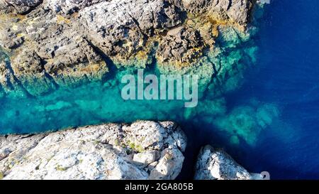 Vista aerea di uno stretto passaggio di acque turchesi tra due piccole isole del Mar Mediterraneo, ad est di Ibiza, Spagna Foto Stock