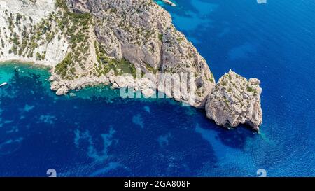 Scogliere rocciose vicino a es Vedra sulla punta più occidentale dell'isola di Ibiza, Spagna - spettacolare mare vicino a Torre des Savinar che si affaccia sul Mar Mediterraneo Foto Stock