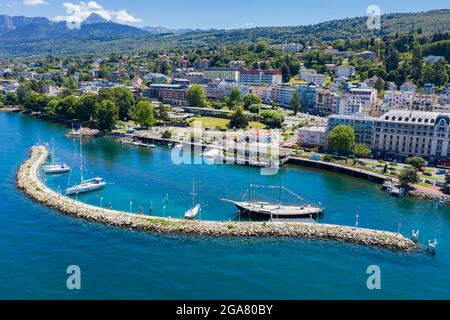 Veduta aerea della città di Evian (Evian-Les-Bains) in alta Savoia in Francia Foto Stock