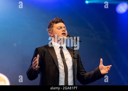 Matt Pagan di Collabro che si esibisce dal vivo in un festival musicale a Maldon, Essex, Regno Unito, nel luglio 2021, dopo la fine delle restrizioni COVID Foto Stock