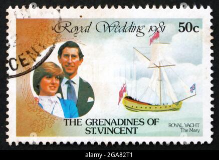 ST. VINCENT GRENADINES - CIRCA 1980: Un francobollo stampato a St. Vincent Grenadines mostra Royal Couple e Royal Yacht The Mary, circa 1980 Foto Stock