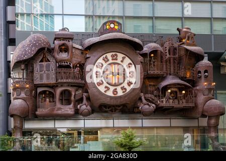 Tokyo, Giappone - 21 giugno 2016: L'orologio gigante Ghibli, alla Torre Nittele, Shiodome. L'orologio è largo 60 metri e progettato da Hayao Miyazaki in ste Foto Stock