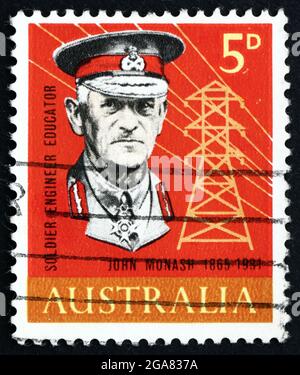 AUSTRALIA - CIRCA 1965: Un francobollo stampato in Australia mostra il generale Sir John Monash e Transmission Tower, Soldier, Vice-Cancelliere dell'Università Foto Stock