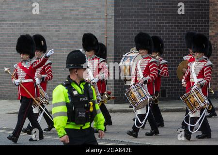 Windsor, Regno Unito. 29 luglio 2021. Il corpo delle Guardie di Grenadier dei tamburi lascia le caserme di Victoria per marciare al castello di Windsor per eseguire la cerimonia del cambio della guardia. La cerimonia, nota anche come montaggio della guardia, è stata ripristinata il 22 luglio per la prima volta dall'inizio della pandemia di Covid-19 nel marzo 2020. Credit: Mark Kerrison/Alamy Live News Foto Stock