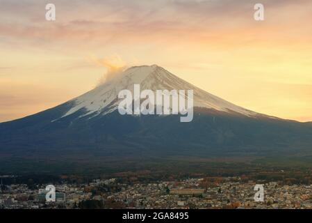 Primo piano della splendida montagna Fuji con la copertura della neve in cima, con potrebbe, bellissimo paesaggio panoramico della montagna Fuji o Fujisan durante il tramonto Foto Stock