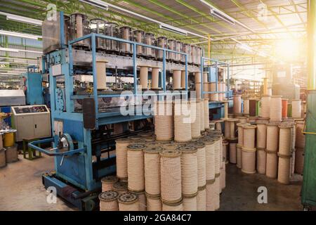 Factory Indoor, presse ad iniezione in una grande fabbrica Foto Stock