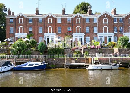 Chester, Cheshire, Inghilterra - Luglio 2021: Piccole barche ormeggiate al di fuori delle case sul fiume Dee. Il fiume attraversa il centro di Chester Foto Stock