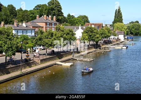 Chester, Cheshire, Inghilterra - Luglio 2021: Piccolo motoscafo sul fiume Dee, che attraversa il centro di Chester Foto Stock