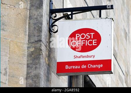 Shaftsbury, Inghilterra - Giugno 2021: Cartello fuori da una filiale dell'Ufficio postale Foto Stock