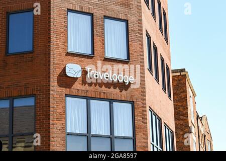 Chester, Cheshire, Inghilterra - Luglio 2021: Cartello sulla parete esterna di un hotel Travelodge Foto Stock