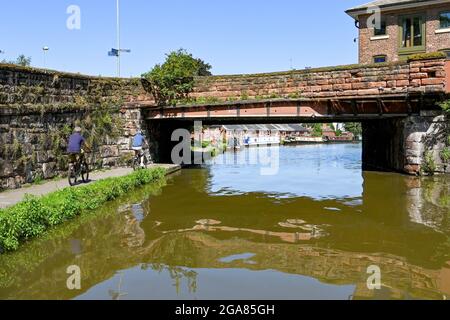 Chester, Cheshire, Inghilterra - Luglio 2021: La gente pedalando sul sentiero del canale Shropshire Union a Chester Foto Stock