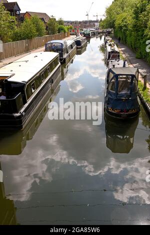 Newbury, Berkshire, Inghilterra - Giugno 2021: Nuvole e cielo blu riflessi nel Kennett e Avon vicino al centro di Newbury Foto Stock