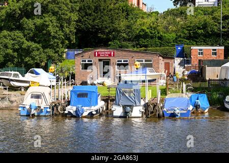 Chester, Cheshire, Inghilterra - Luglio 2021: Barche ormeggiate all'esterno dell'edificio della clubhouse del Chester Motor Boat sul fiume Dee Foto Stock