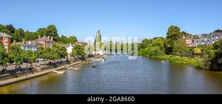 Chester, Cheshire, Inghilterra - Luglio 2021: Vista panoramica del fiume Dee, che attraversa il centro di Chester Foto Stock