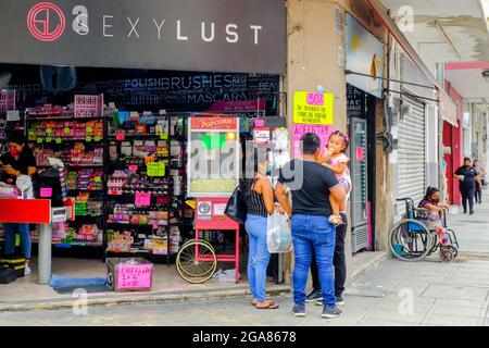 Le persone che acquistano in un centro città dove molti negozi rimangono chiusi e la crisi economica è avvertita (a causa della pandemia globale Covid-19) Merida, Messico Foto Stock