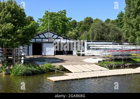 Chester, Cheshire, Inghilterra - Luglio 2021: Royal Chester Rowing Club sul fiume Dee con scivolo per il lancio delle barche. Foto Stock