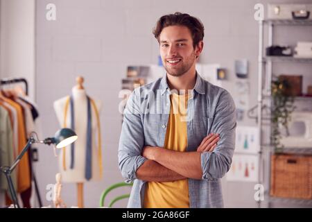 Ritratto di studente maschile o imprenditore che lavora in piedi di moda da scrivania Foto Stock