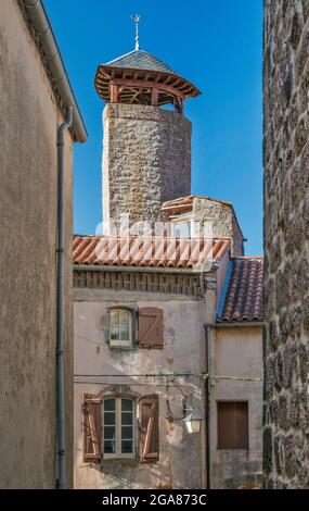 Portal Blanc, torre medievale sopra le case nella città di le Caylar, Causse du Larzac (Plateau Larzac), comune nel dipartimento di Herault, Occitanie, Francia Foto Stock